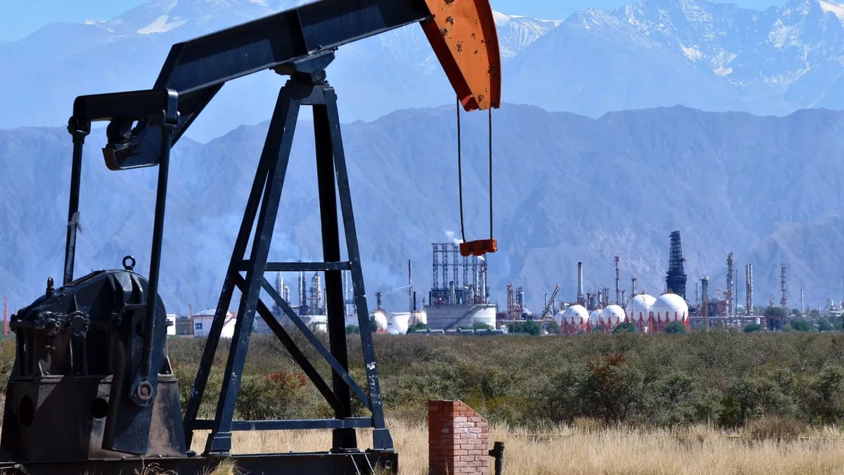 La baja del petróleo, ¿más preocupante que los aranceles de EE.UU. para Argentina?