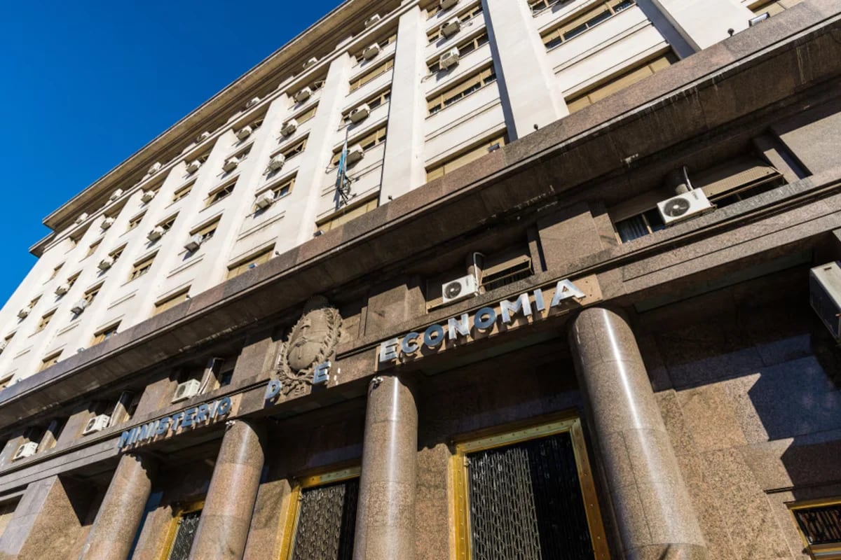 Con foco en el gasto previsional, el Gobierno acelera el ajuste en obras y subsidios