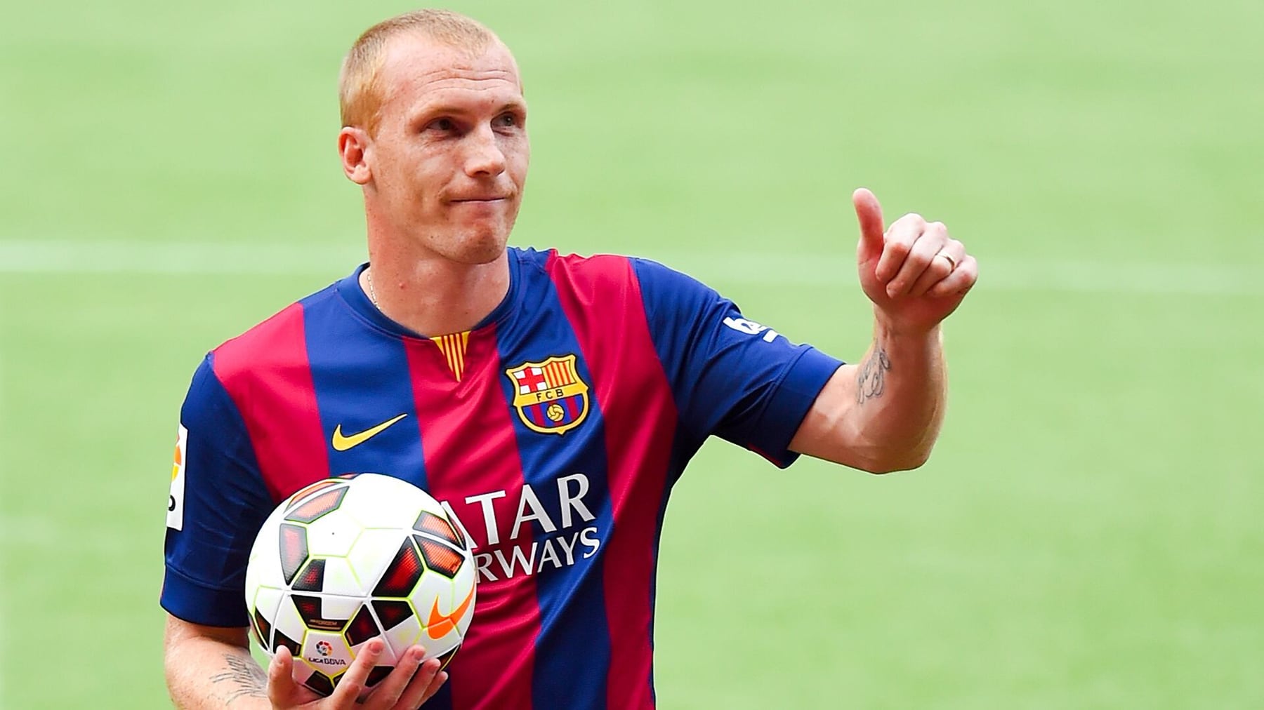 Ex-Estrella de Barcelona Ahora Trabaja en Tienda Deportiva: Una Historia que Resuena Globalmente