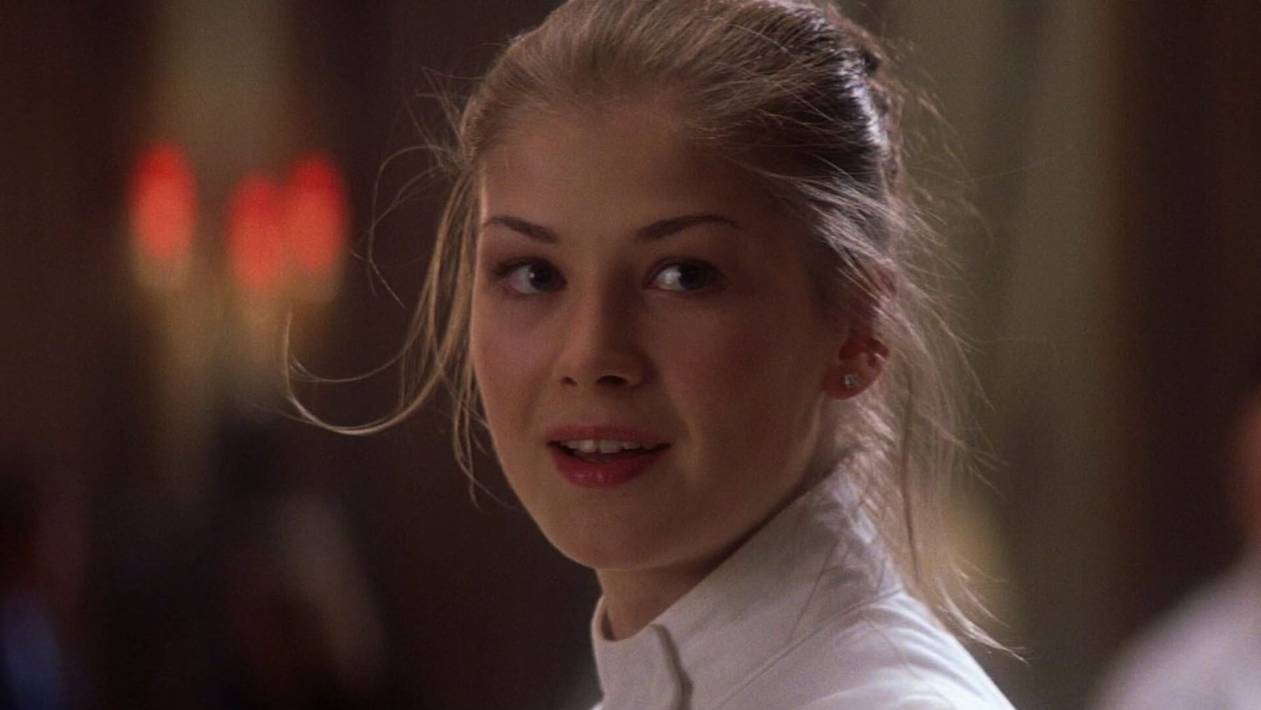Rosamund Pike relata su bochornosa experiencia con Pierce Brosnan en escena íntima