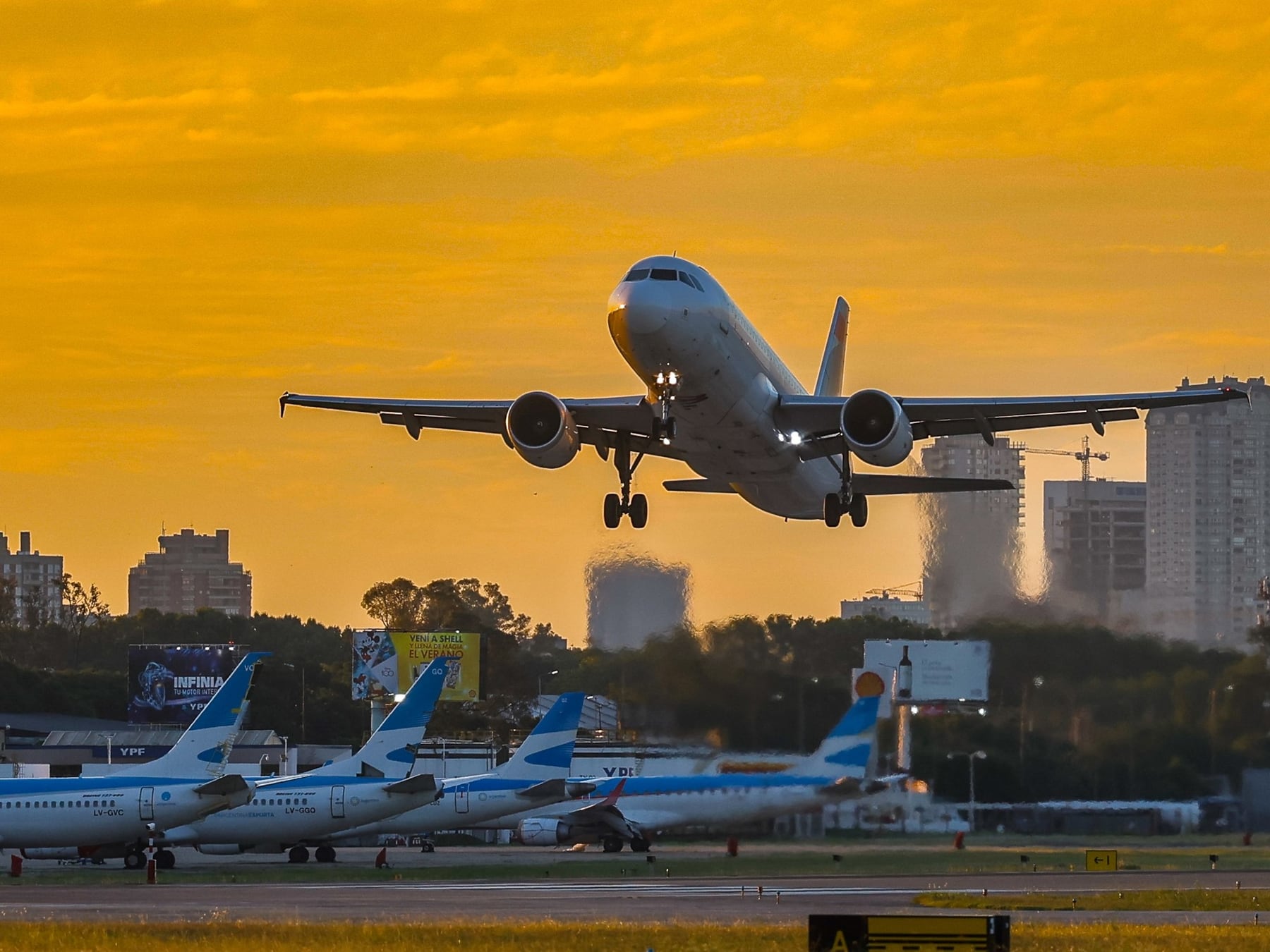 El paro de la CGT obliga a Aerolíneas a modificar más de 270 vuelos