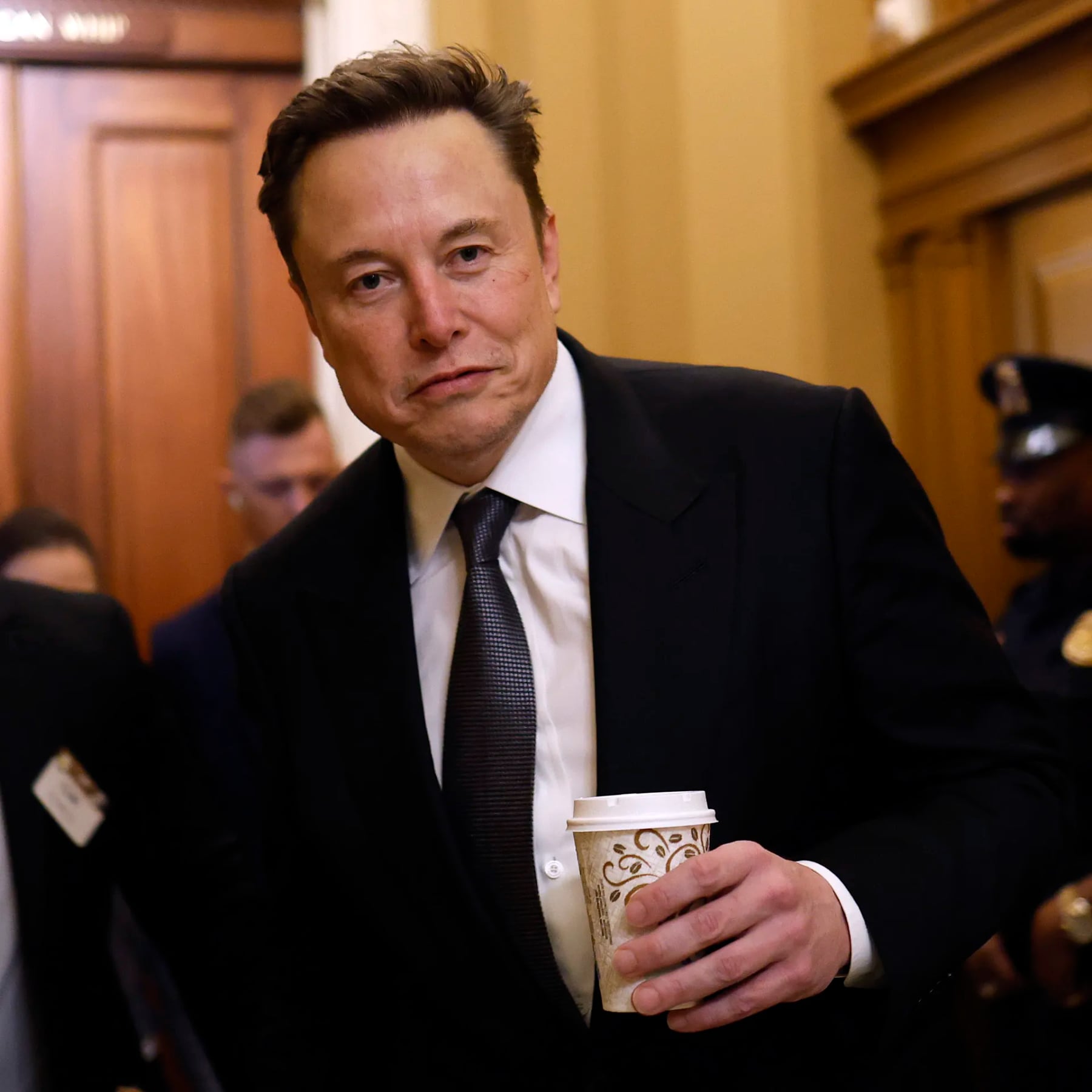El medicamento que usó Elon Musk para adelgazar ahora triunfa en el mercado negro