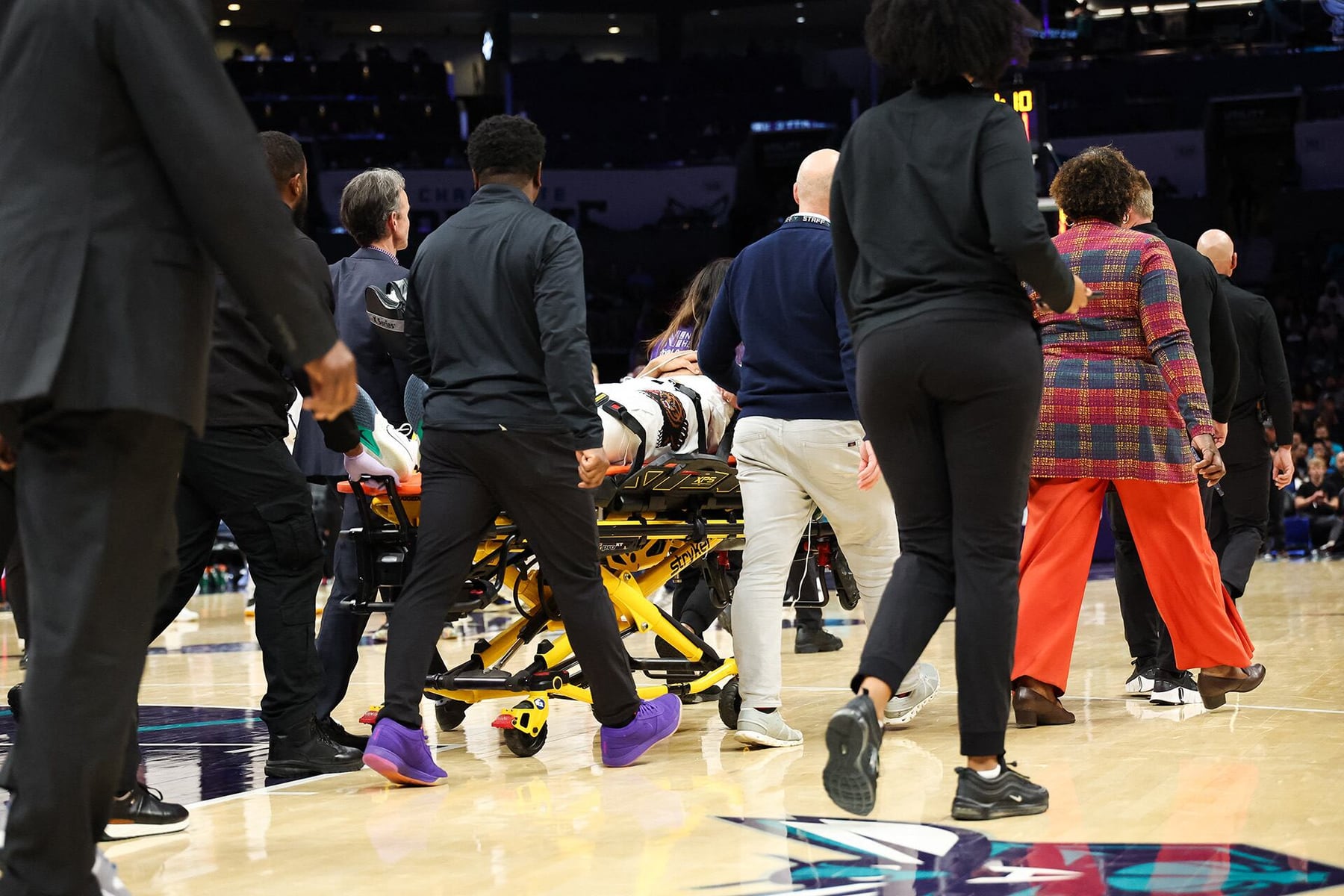 Impactante Falta en la NBA: Jaylen Wells Retirado en Camilla