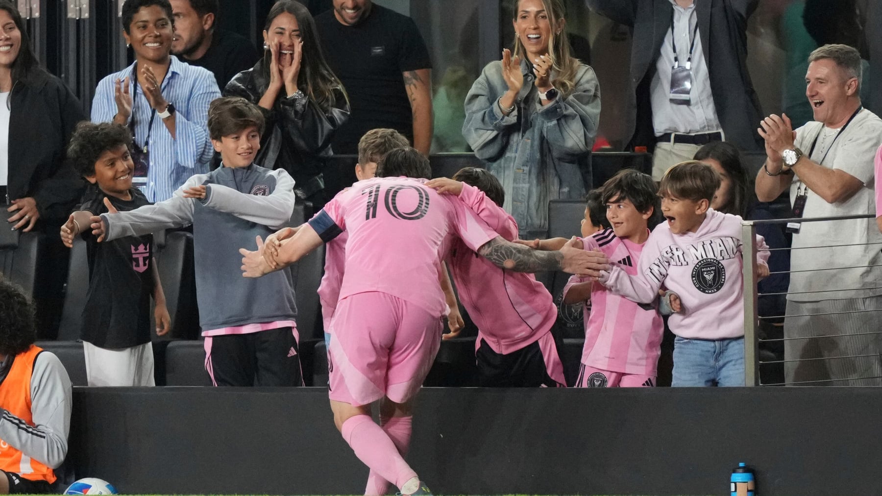 La Emocionante Celebración de Messi con sus Hijos Tras el Triunfo Crucial del Inter Miami