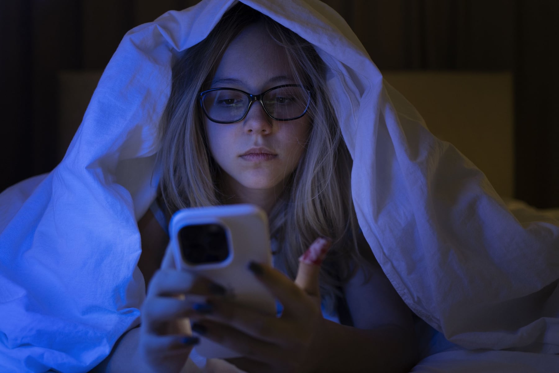 Dormir mejor: las razones por las que deberías alejarte del celular de noche