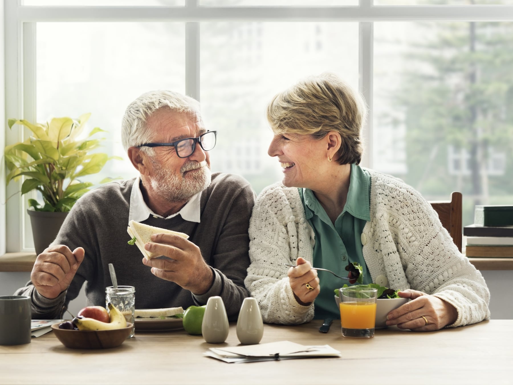 Expertos de Mayo Clinic explican cómo mantenerse saludable después de los 60