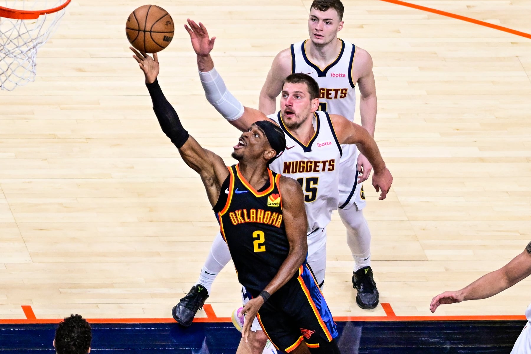 Con 25 puntos de SGA, Thunder empata la serie ante los Nuggets