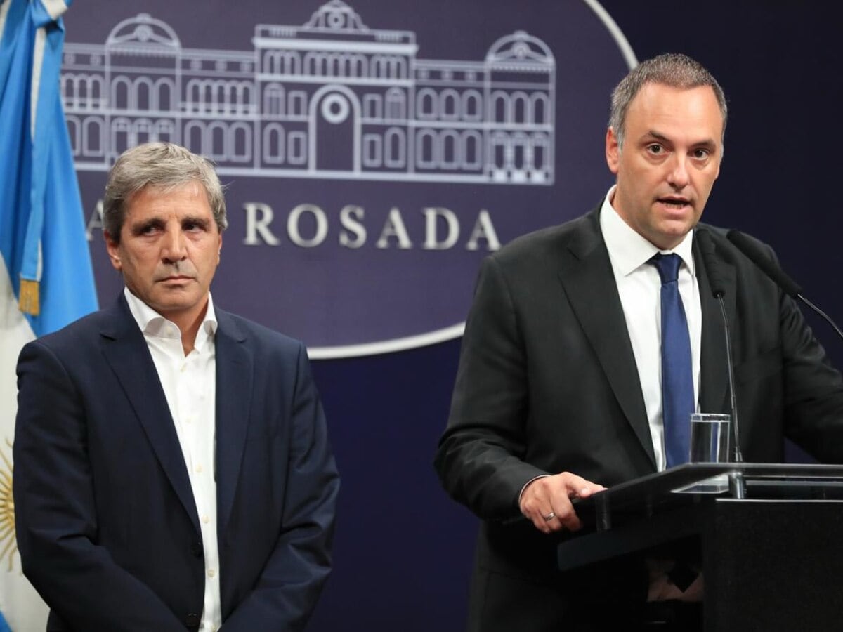 Buscan reactivar el consumo: el Gobierno lanza medidas para movilizar los “dólares del colchón”