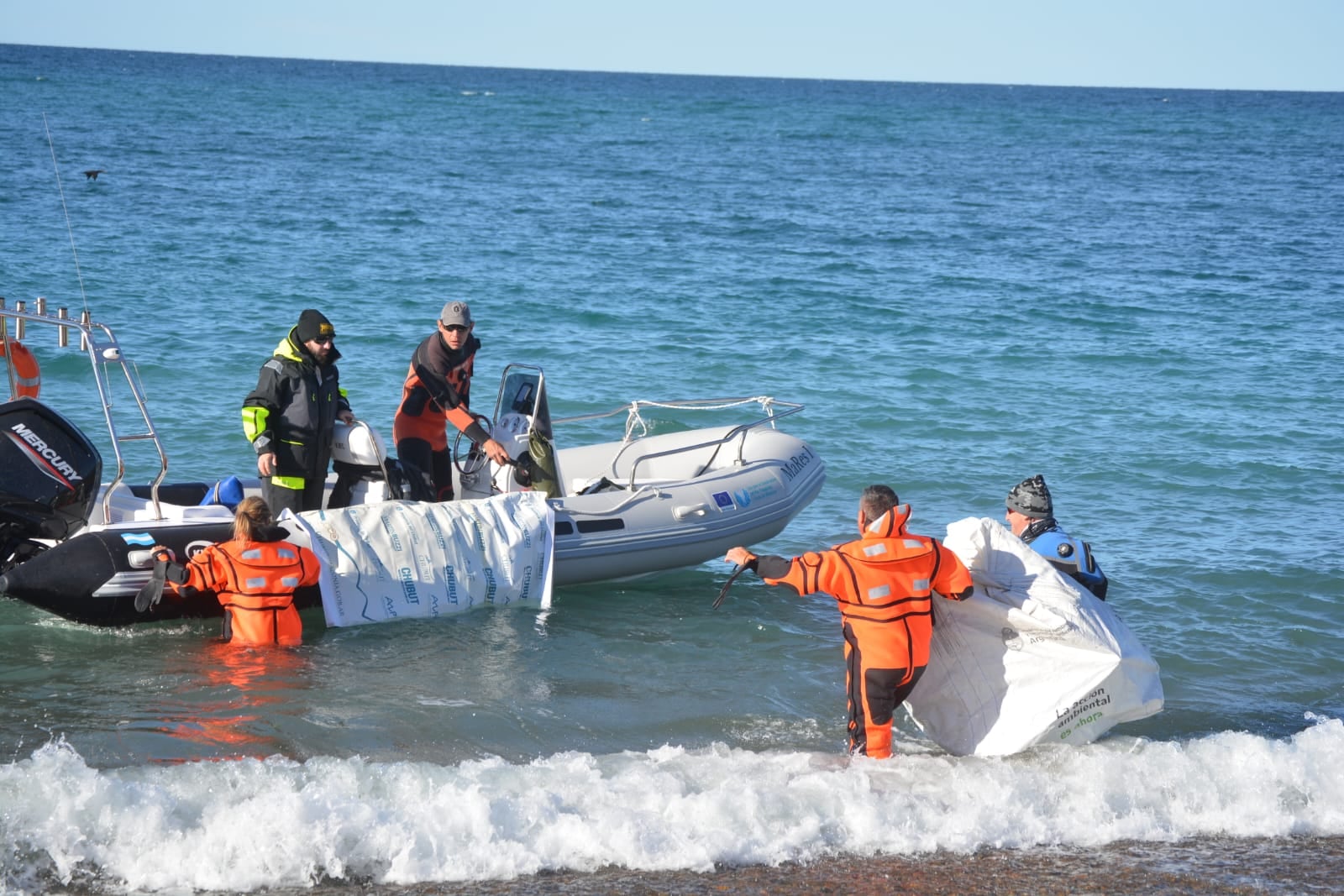 Continúan los trabajos de limpieza en las zonas costeras de Chubut