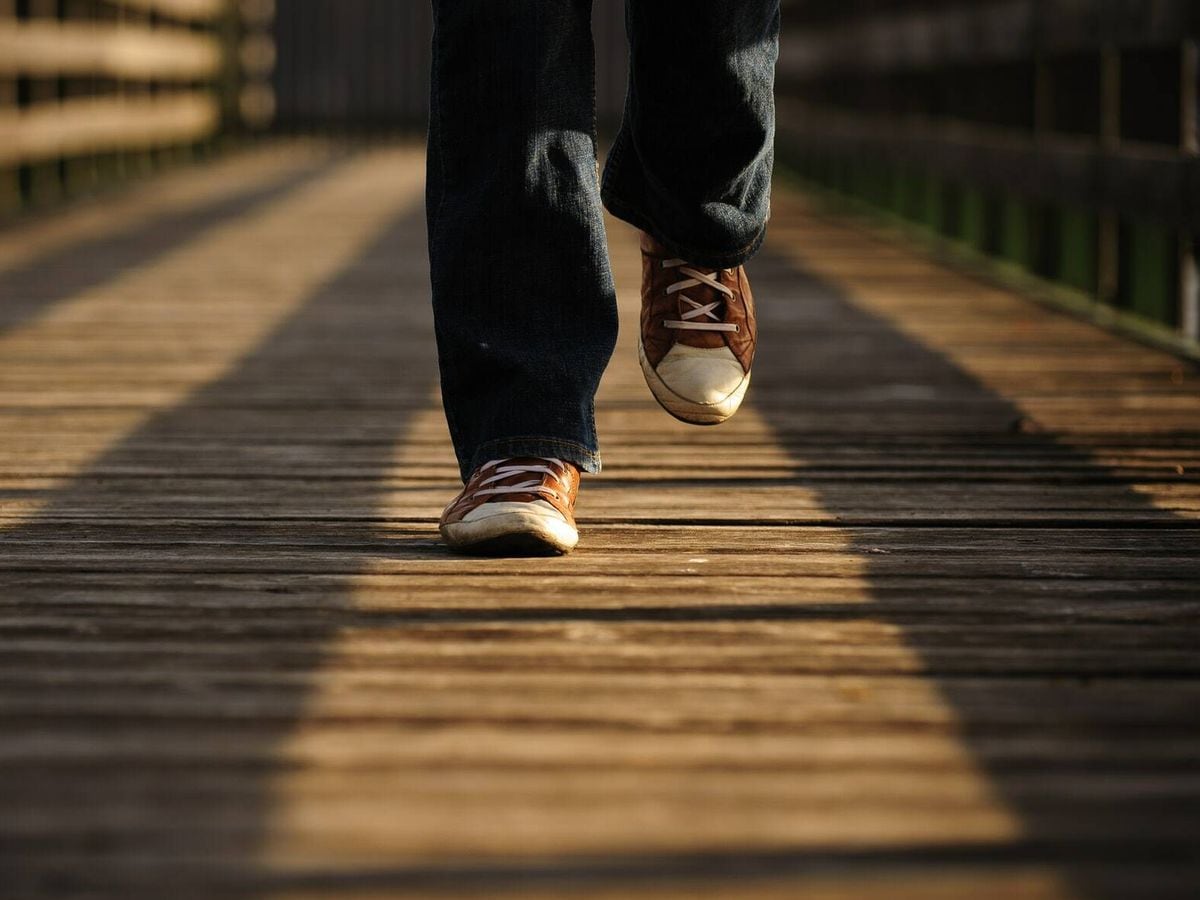 Caminar 5.000 pasos al día podría disminuir el riesgo de cáncer, según estudios