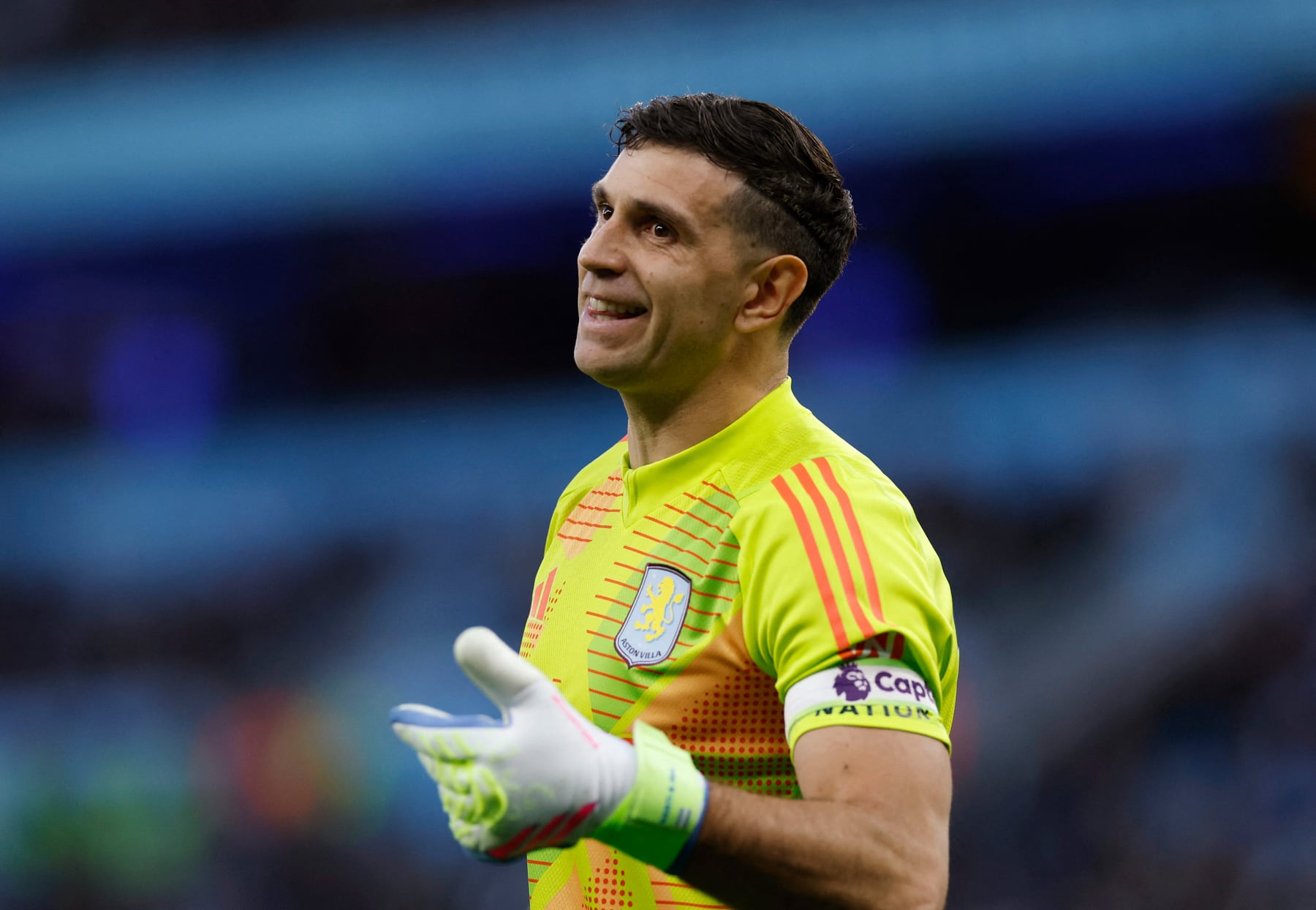 Dibu Martínez en la mira de dos colosos del fútbol europeo