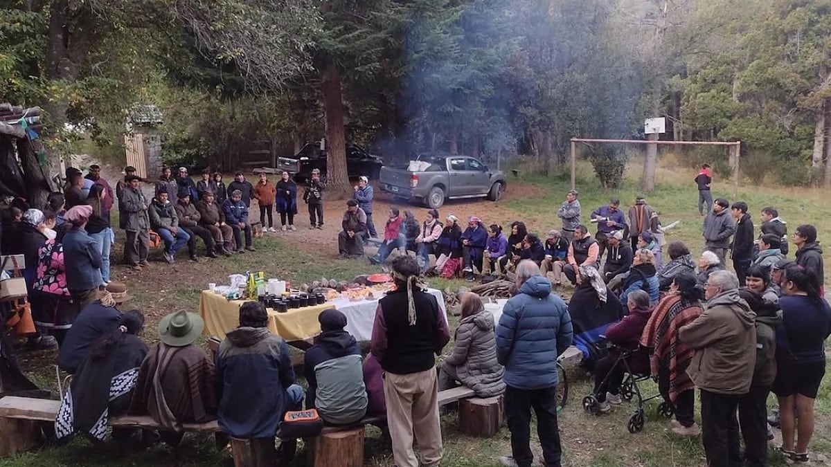 Mapuches bloquean un predio en Villa La Angostura pese a una orden de desalojo
