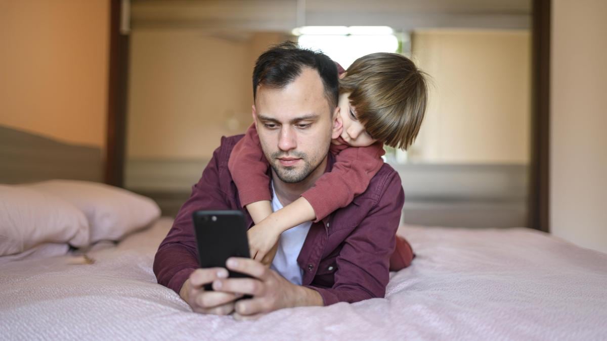 Las consecuencias de crecer con padres emocionalmente inmaduros y cómo sanar en la adultez