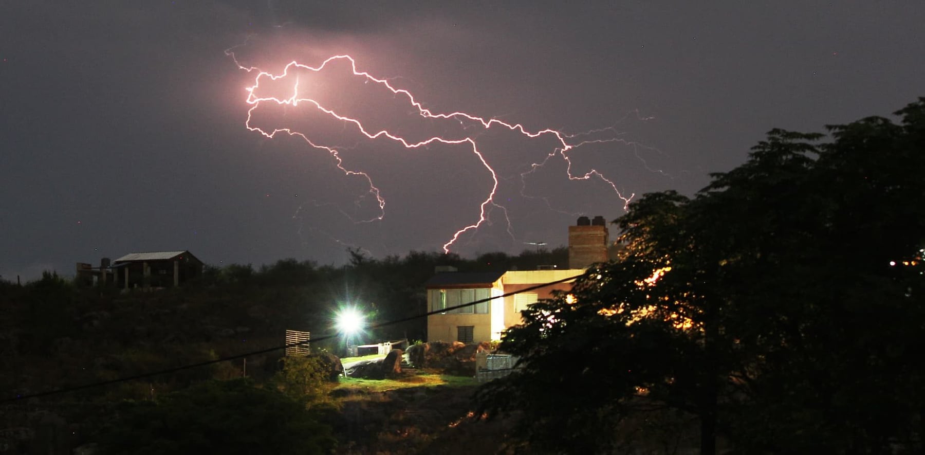 Expertos explican el aumento en la frecuencia e intensidad de las tormentas extremas en Argentina
