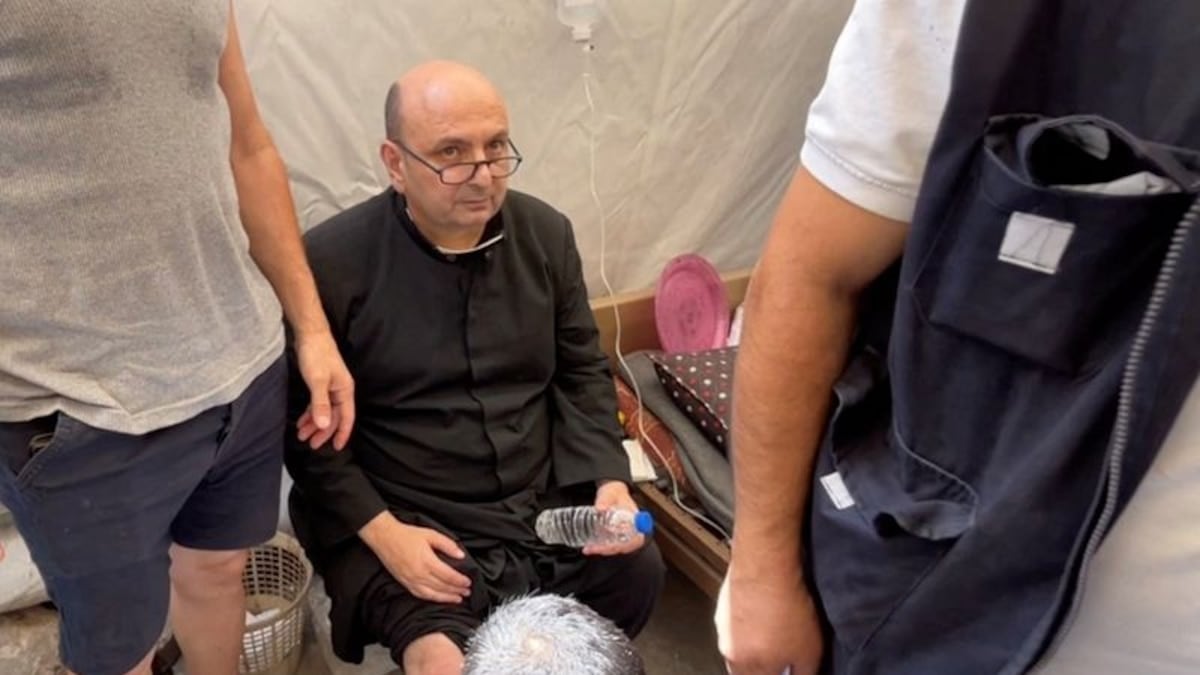 El cura argentino herido en Gaza contó que el ataque fue directo a la parroquia