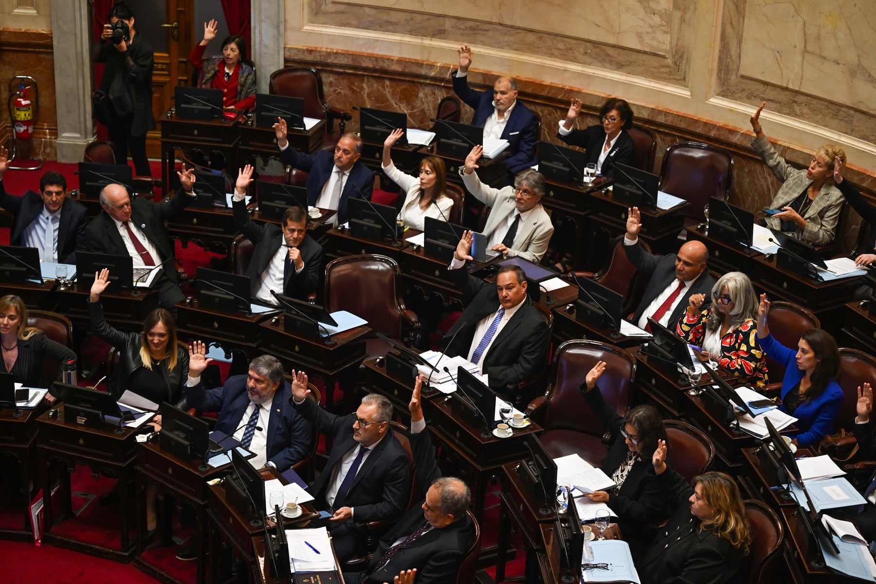 Cruce por el uso de baños del Congreso en operativos policiales