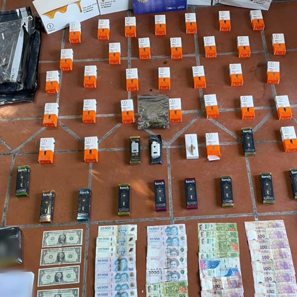 Detienen a dos hombres por contrabando de vapeadores con THC