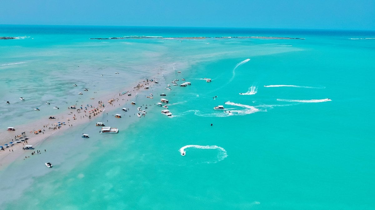 El fenómeno diario que convierte una playa de Brasil en postal bíblica