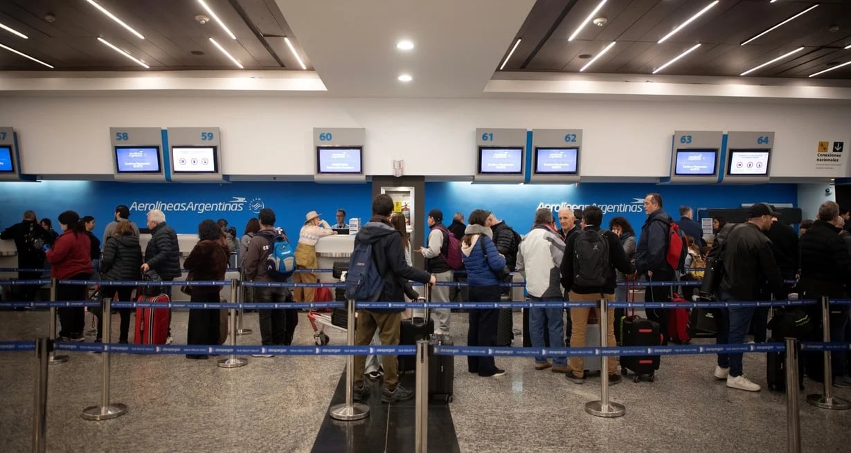Detienen a azafata por intentar contrabandear joyas y celulares