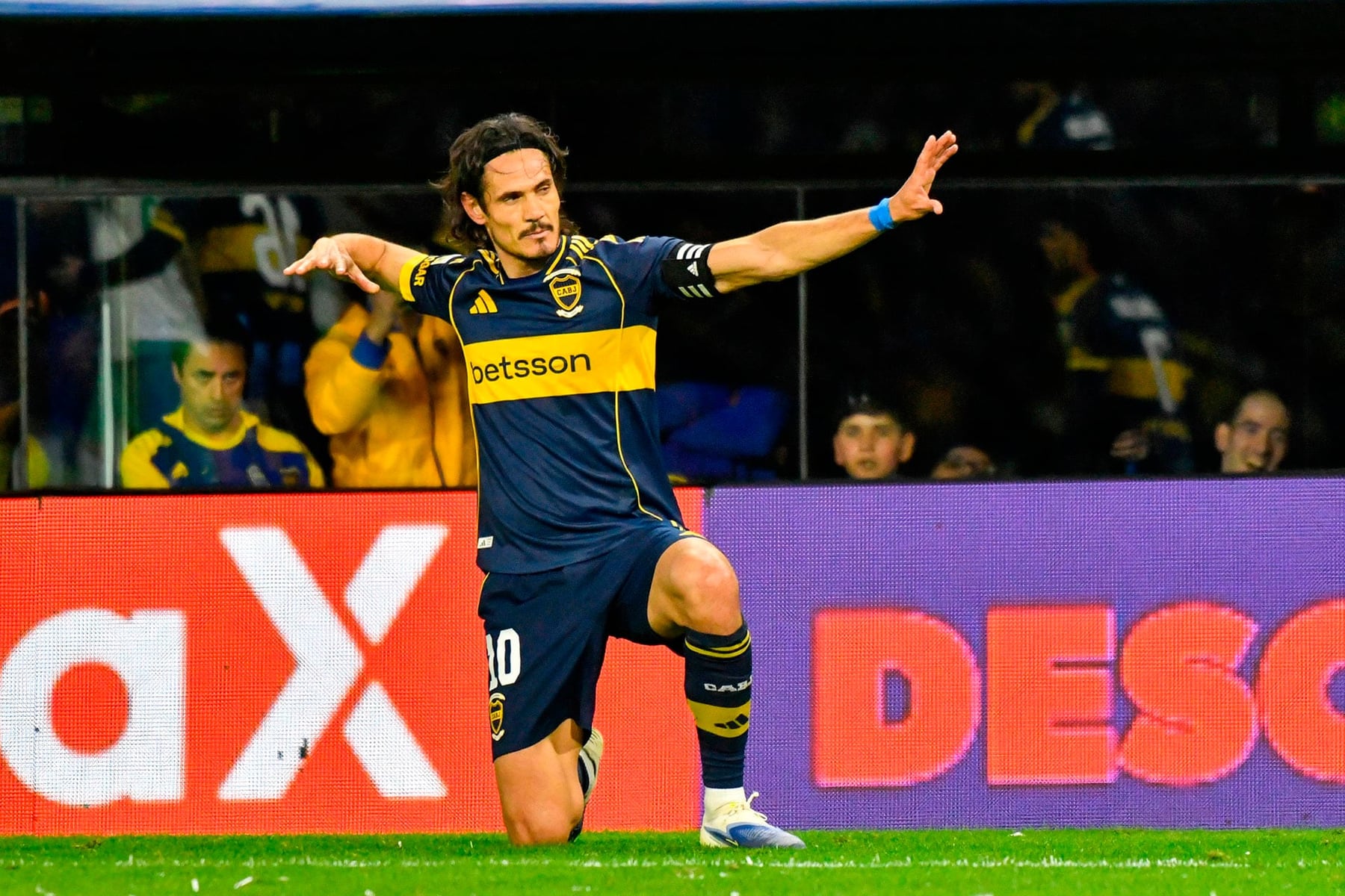 Cavani Revela Conversación con Riquelme Post-Triunfo de Boca Juniors