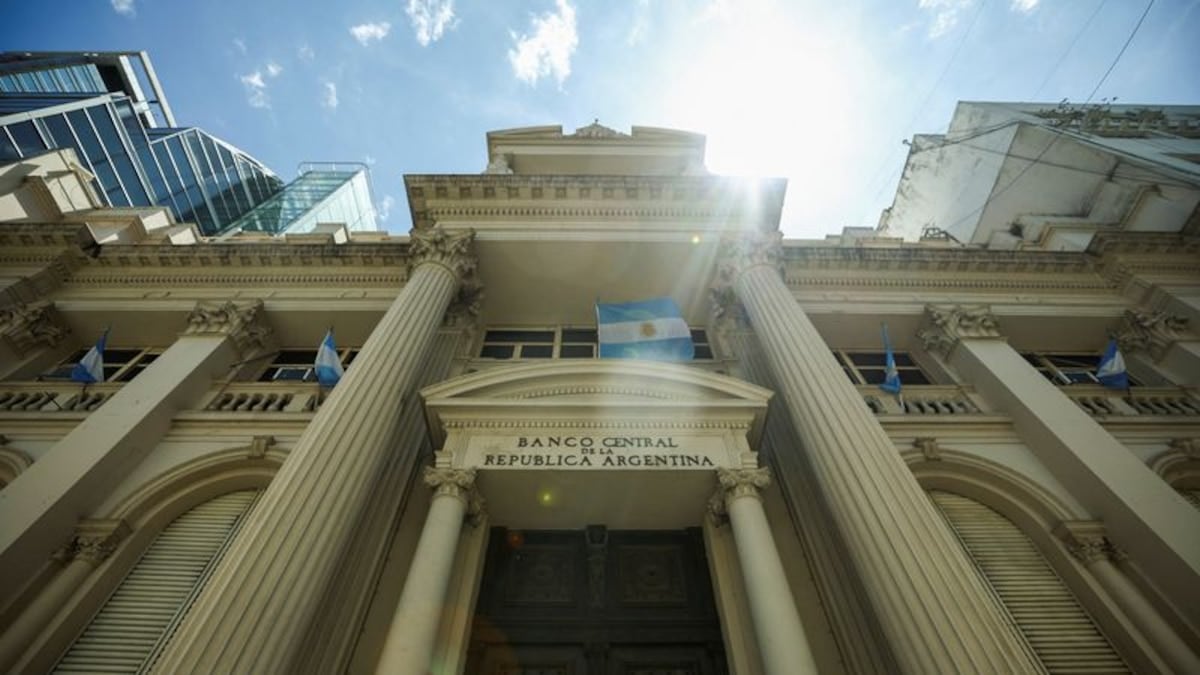 Bancos suben tasas al 60% en plazos fijos para atraer inversores