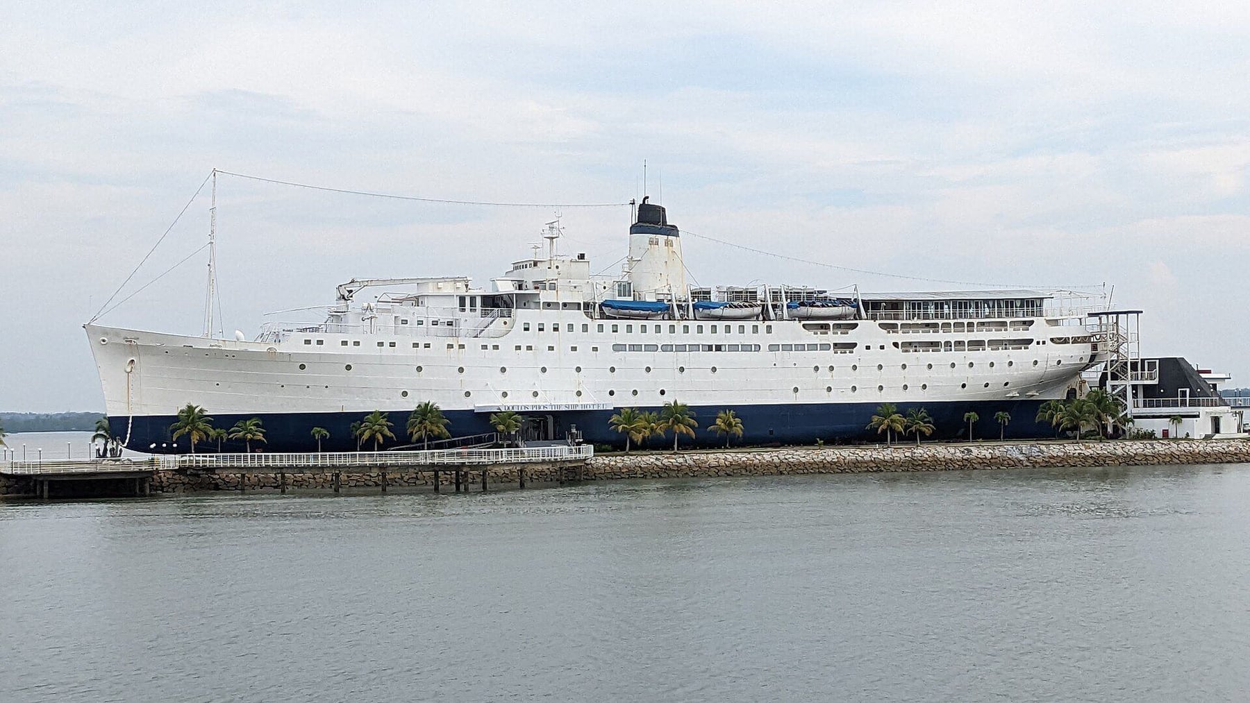 Doulos Phos: el barco centenario convertido en hotel en la isla Bintan
