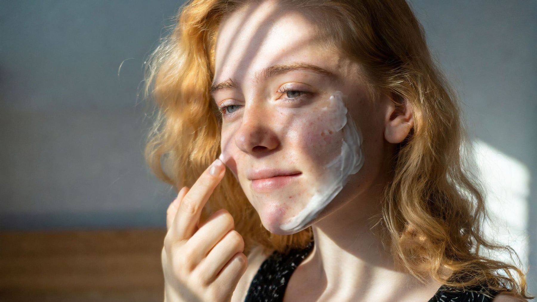Estudio revela riesgos ocultos del maquillaje y su impacto en la salud