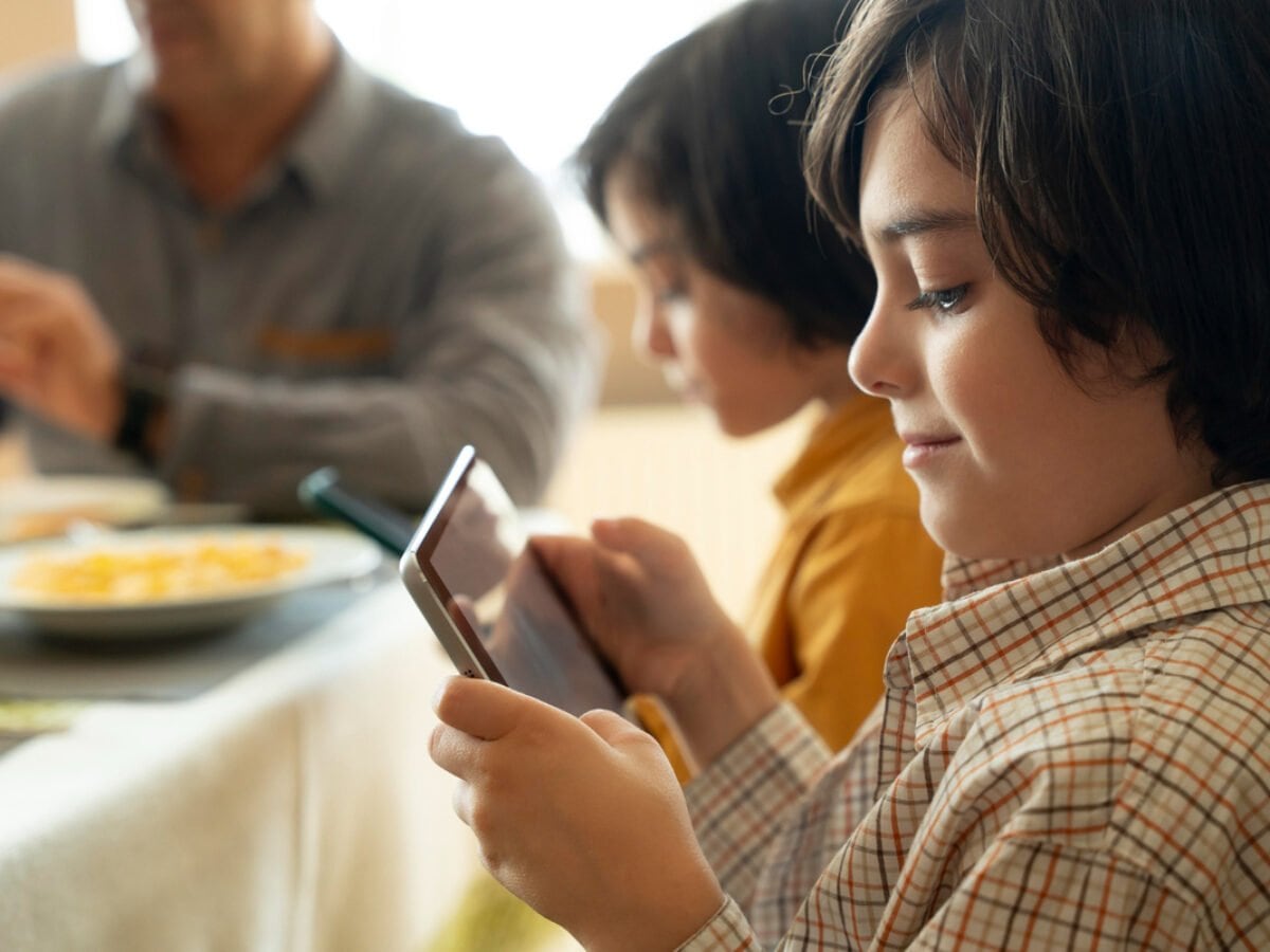 Celular en restaurantes: impacto en la salud y dinámica familiar infantil
