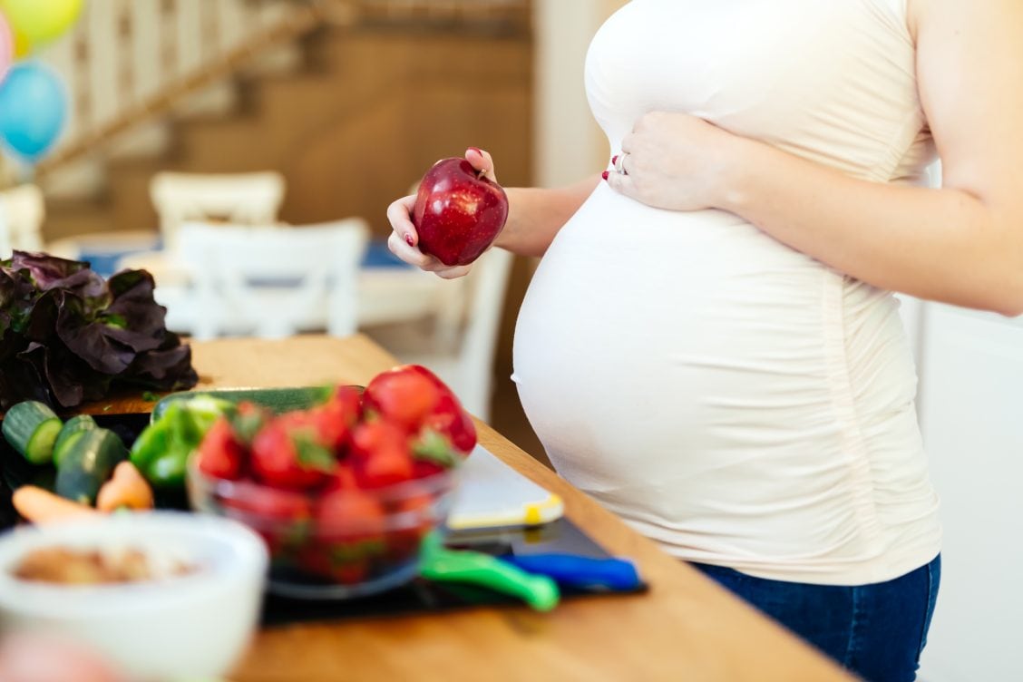 Embarazo y alimentación: pautas de expertos sobre riesgos y cuidados