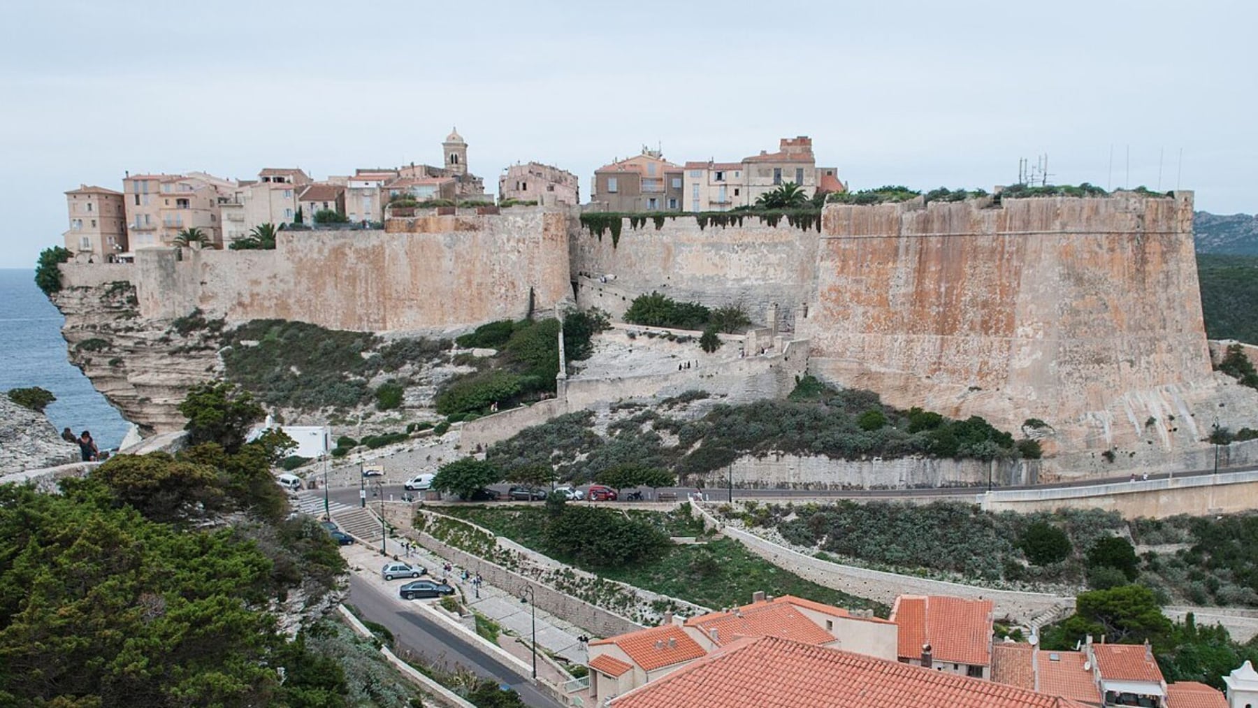 Bonifacio, la ciudad que parece flotar sobre acantilados y mantiene fascinada a toda Europa