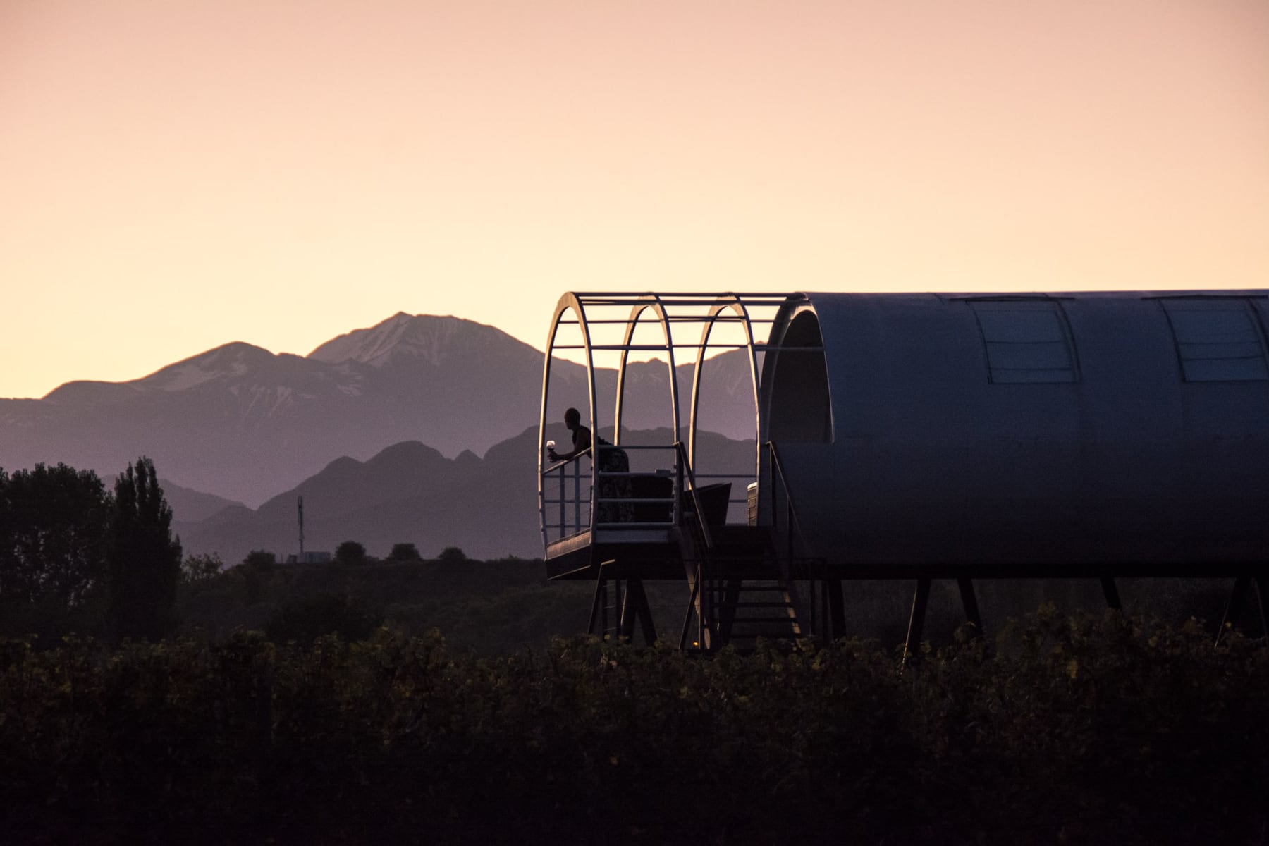 Cinco alojamientos insólitos para conocer Argentina de otra manera: de cápsulas sobre el vacío a aviones convertidos en hotel