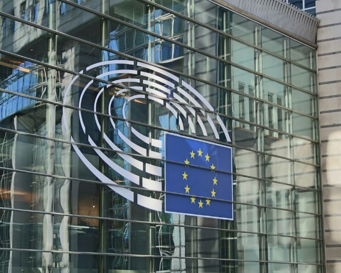 Qué obliga el AI Act europeo desde agosto 2026: chatbots, deepfakes y multas millonarias
