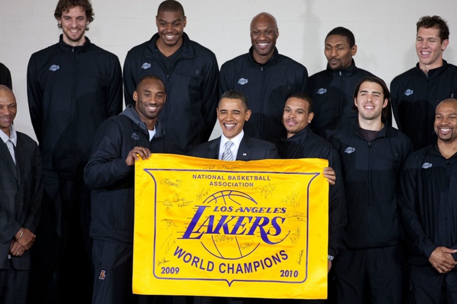 La familia Buss vendió sus acciones restantes de los Lakers a Bob Iger