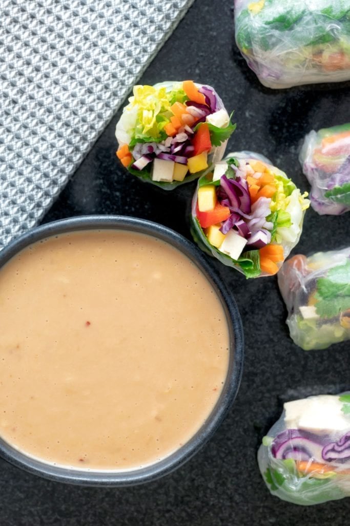 Rollitos vietnamitas frescos: sin freír, con langostinos y salsa de maní