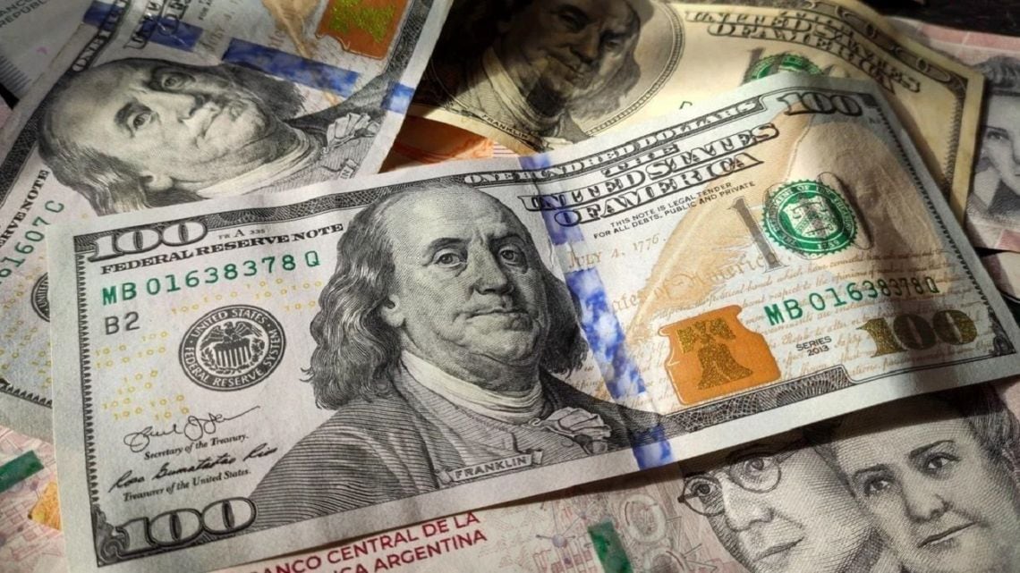 El dólar blue cerró a $1.555 con una baja de $10 en la jornada