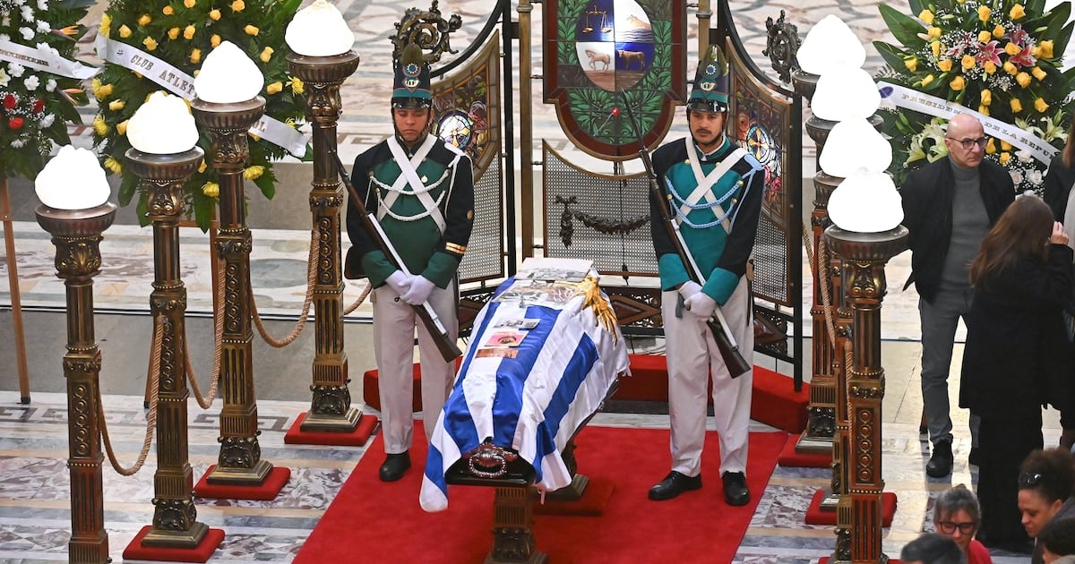 Montevideo despidió a Rubén Rada con cantos y miles de personas en el Legislativo
