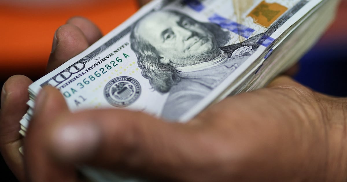 La compra de dólares de los argentinos alcanzó el pico del año en julio