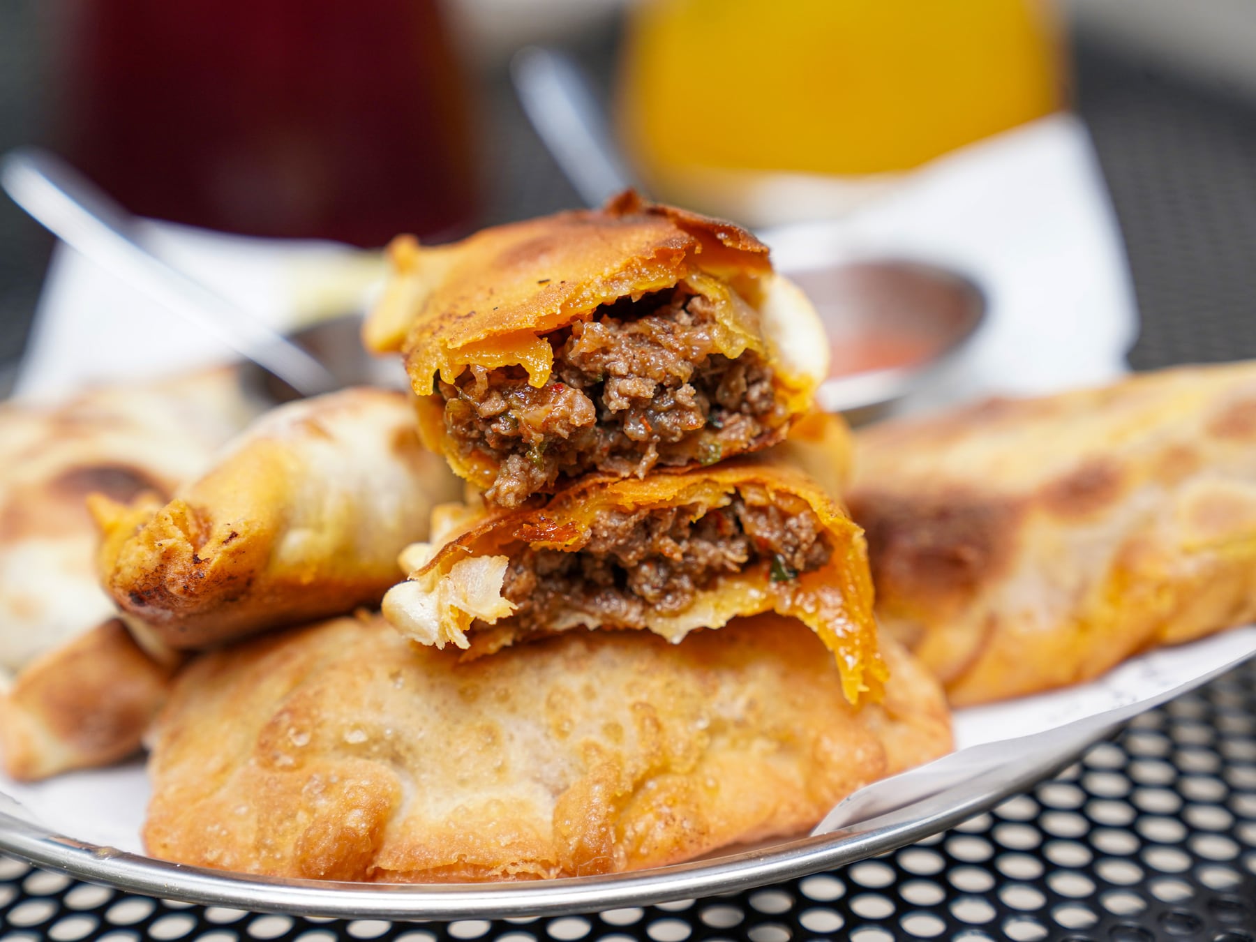 Empanadas con técnica de alta cocina en Belgrano: seis sabores y sin delivery