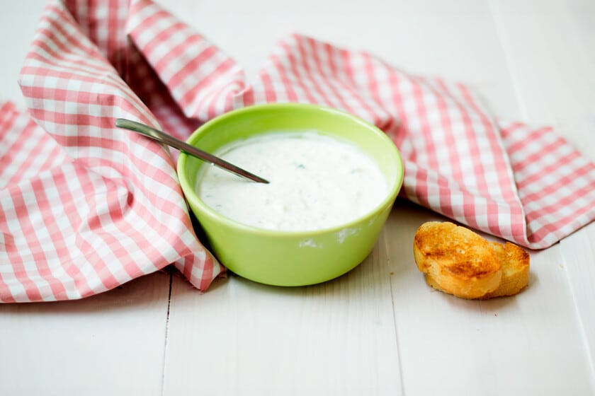 Tzatziki casero: la salsa griega de yogur y pepino con pocos ingredientes