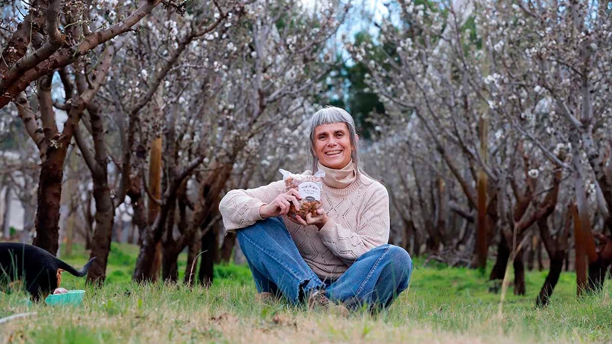 La jubilada que convirtió un lote con yuyos en un campo de almendras artesanal