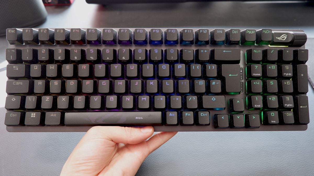 El teclado Logitech G512 X 98 combina sensores analógicos y switches intercambiables en un solo periférico