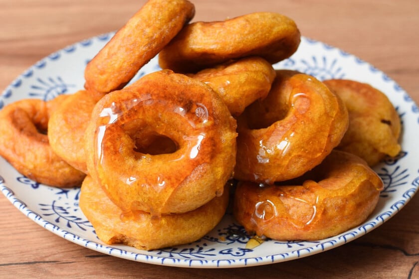 Picarones peruanos: el postre de calabaza y boniato bañado en miel de especias