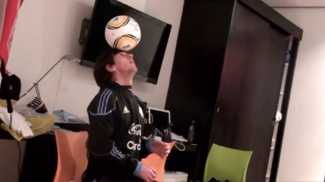 Un video de 2010 muestra a Messi haciendo jueguitos descalzo en la concentración argentina