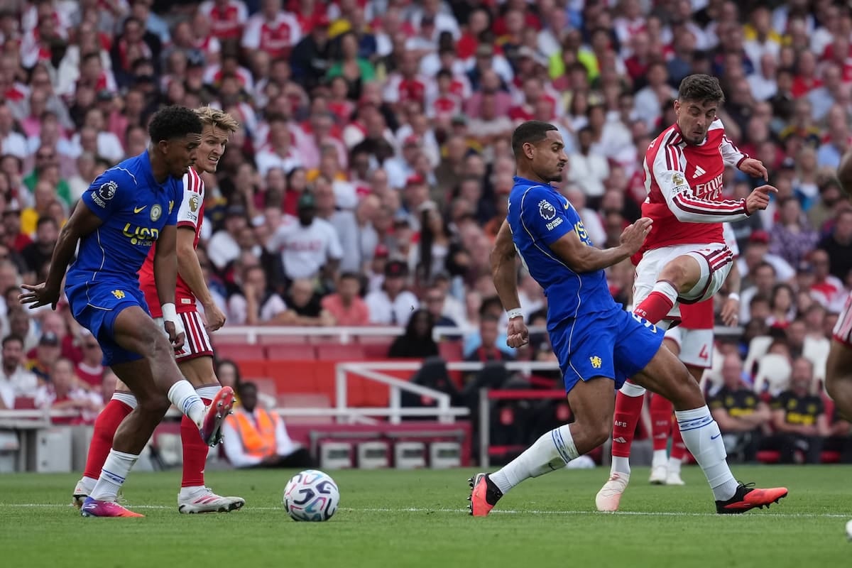 Arsenal superó a Chelsea 2-1 y lidera la Premier League con puntaje perfecto