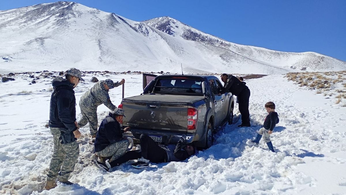 Caminó 15 kilómetros en la nieve para rescatar a su familia varada en la montaña