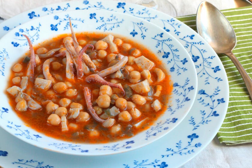Garbanzos con calamares: un plato de cuchara listo en 20 minutos