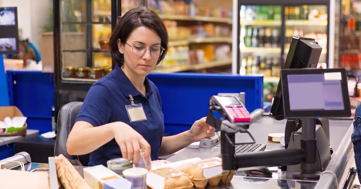Sueldos de cajeros de supermercado en septiembre 2026: cuánto cobran por categoría