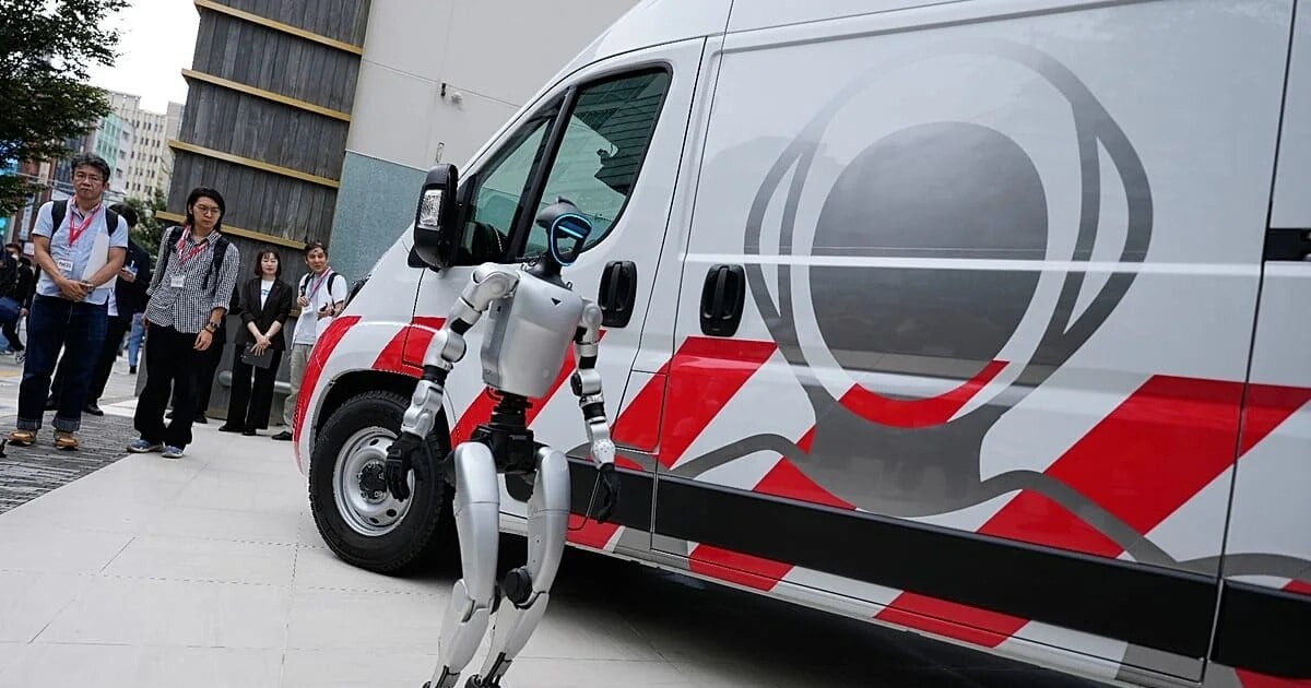 Japón lanzó un servicio móvil de reparación para robots humanoides en campo