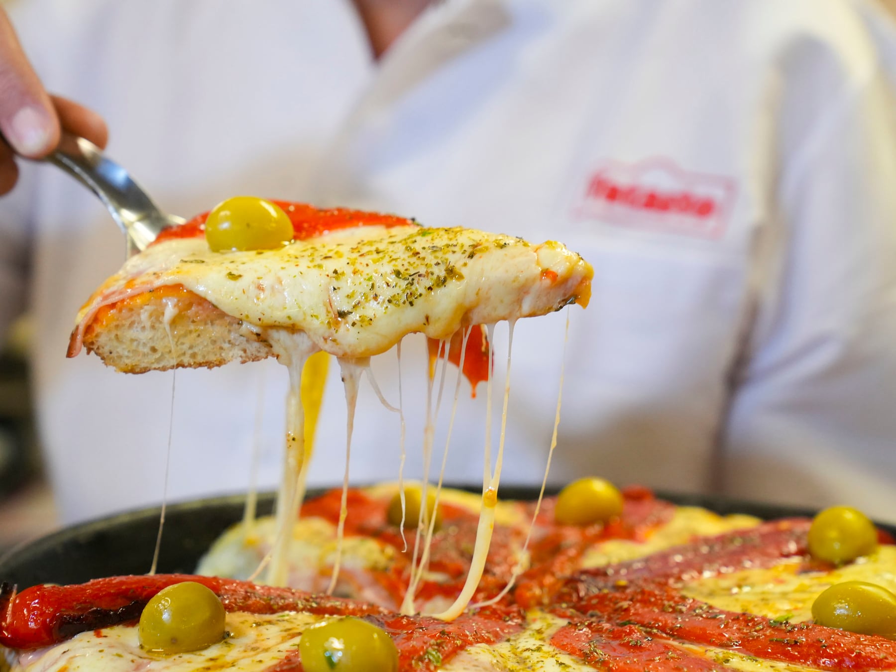 Pizza y empanadas a $2.000 frente al Obelisco: degustación masiva con fines solidarios