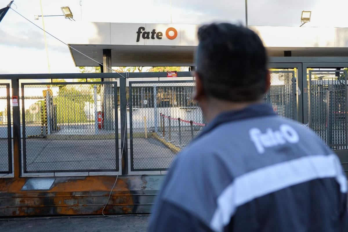 Cayeron las empresas y el empleo registrado acumula más de 434.000 puestos perdidos